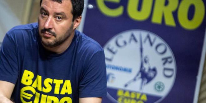 Salvini con la maglietta basta euro