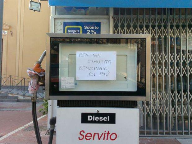COLLASSO ITALIA: SEMPRE MENO CARBURANTI, SEMPRE PIU' CARI
