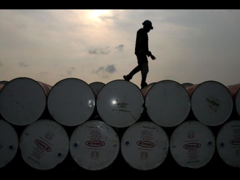 PETROLIO: L'EMBARGO CONTRO L'IRAN AFFONDA L'ITALIA