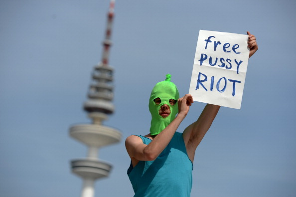 PUSSY RIOT: QUANDO SARA TOMMASI DIVENTA EROINA MONDIALE. E INTANTO ASSANGE...