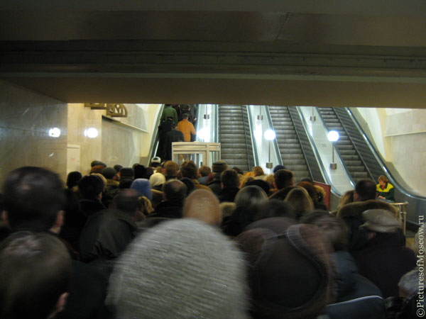 100 RUBLI E 100 DOLLARI (VIAGGIO IN METROPOLITANA A MOSCA)