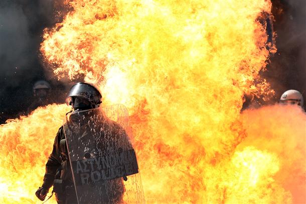 GRECIA: ATENE BRUCIA ! SI RITORNA ALLA RIVOLUZIONE INDUSTRIALE