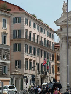 PER DECIDERE L’EURO-COMMISSARIAMENTO DI ITALIA, SPAGNA E GRECIA, I GREMBIULINI DEL GRUPPO BILDERBERG, QUASI COME SE FOSSE UNA PROVOCAZIONE, DOMANI SBARCANO IN GRAN SEGRETO A ROMA ?