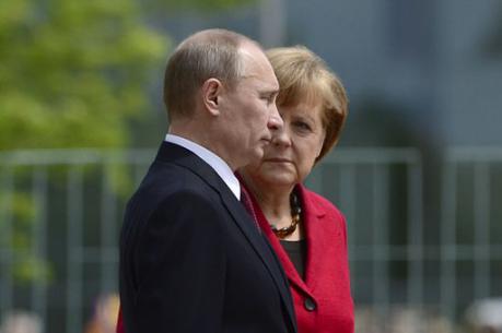 MERKEL AMA PUTIN. CON RECIPROCO INTERESSE