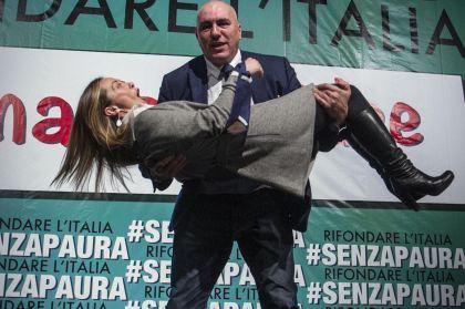 ESPLODE IN ITALIA L’OSSESSIONE MANIACA DELLA CANDIDATURA POLITICA ALLE ELEZIONI