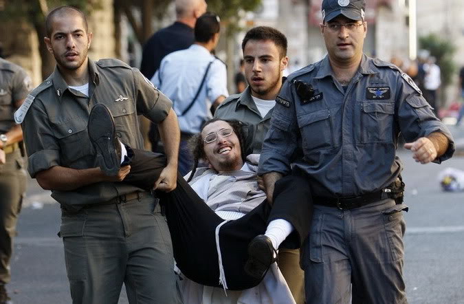 LA GUERRA CIVILE ARRIVA IN ISRAELE: GLI EBREI HAREDI AFFRONTANO LO STATO SIONISTA DI ISRAELE