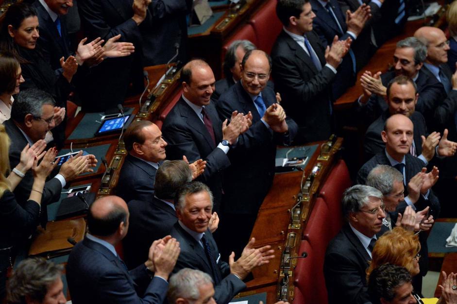 LA COMMEDIA DEGLI EQUIVOCI AL POTERE