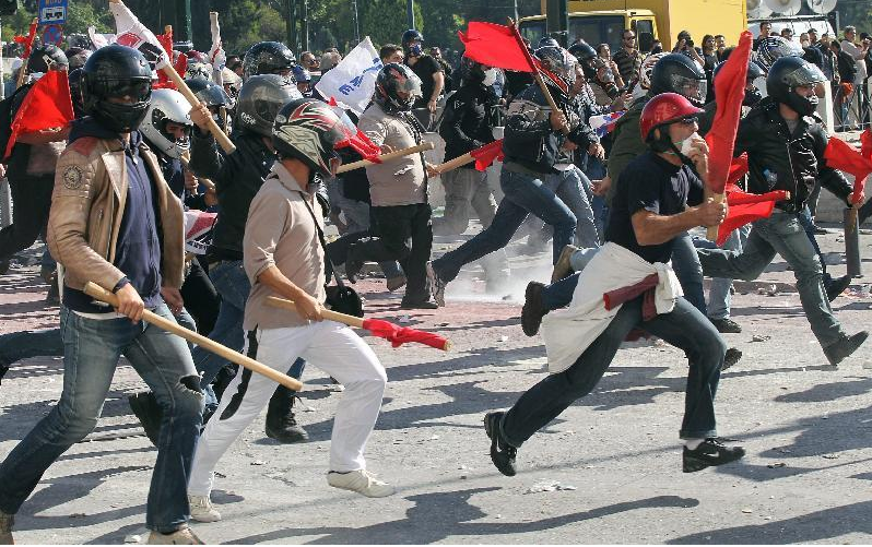 IN GRECIA LA SITUAZIONE E’ PRERIVOLUZIONARIA. A QUANDO IN ITALIA ? (ROCKY IN ATTICA)