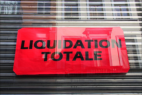STRATEGIA DELLO SHOCK: COME IL FMI E L'UNIONE EUROPEA SVENDONO LA GRECIA AL MIGLIOR OFFERENTE
