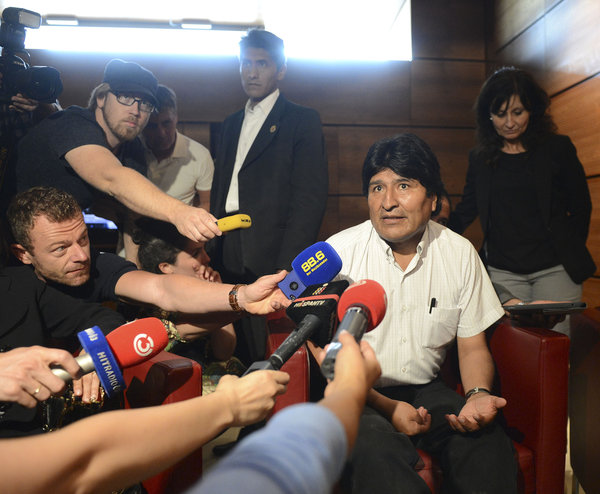 L'ITALIA RIFIUTA L'ATTERRAGGIO DEL VELIVOLO DI EVO MORALES, PRESIDENTE DELLA BOLIVIA. INTANTO, LA TROIKA METTE ALL'ANGOLO IL PORTOGALLO COSTRINGENDO IL MINISTRO DEGLI ESTERI ALLE DIMISSIONI. E'IL PRIMO IMPATTO DELL'AFFARE SNOWDEN