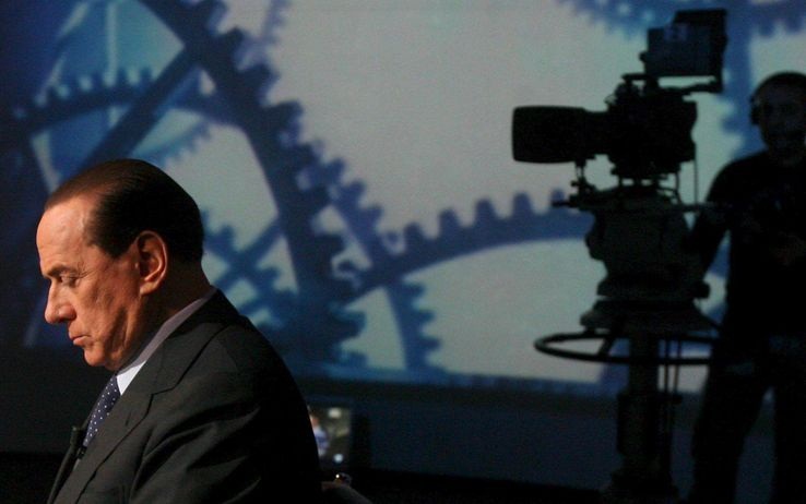 BYE BYE CARA CUPOLA MEDIATICA. CROLLA IN ITALIA IL MERCATO DELL’ EDITORIA, DELL’ INFORMAZIONE E DELL’ ASCOLTO TELEVISIVO. QUESTA E’ LA RAGIONE DELLA VIRULENZA DEL CAVALIERE SILVIO BERLUSCONI