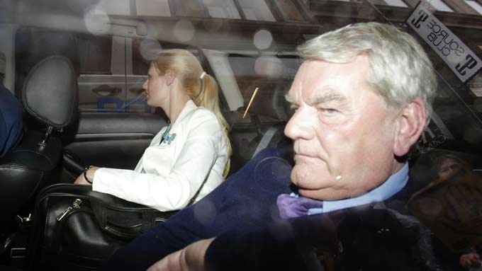 L’ISTERIA PERCORRE L’EUROPA TUTTA. DAL LETTO NEGATO IN BERLINO A DAVID IRVING ALLE INVENZIONI PERSECUTORIE SUL MEDICO DI CUVEGLIO
