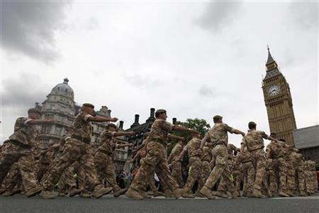 LA GRAN BRETAGNA AVEVA CONSIDERATO IL DISPIEGAMENTO DI TRUPPE NELLE STRADE