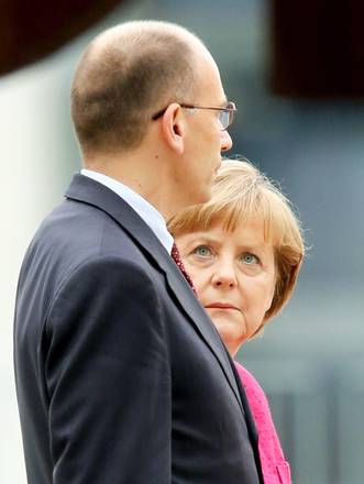 PRELIEVO DEL 10%, FMI GLI ITALIANI VOTANO LA MERKEL, PARAGONE PER LA MMT