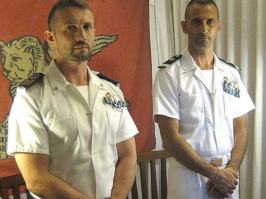 LETTERA AI MIEI STUDENTI INDIANI SUGLI EFFETTI LINGUISTICI DEI COLPI D'ARMA DA FUOCO PARTITI DAL PONTE DI UNA PETROLIERA ITALIANA