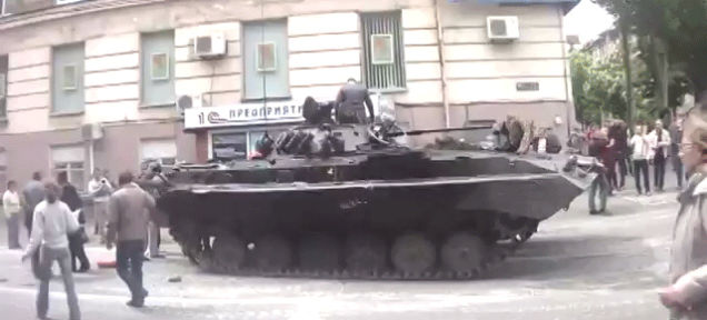 ECCO CHE COSA SUCCEDE A LASCIARE UN CARRO ARMATO PARCHEGGIATO IN UNA VIA DI UNA CITTA’ IN UCRAINA