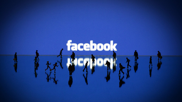 FACEBOOK, O DEL CONDIVIDERE LA SOLITUDINE