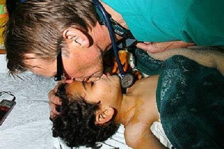 DR. MADS GILBERT (MEDICO NORVEGESE) UNA FOTO, UN SALUTO, UN BAMBINO PALESTINESE