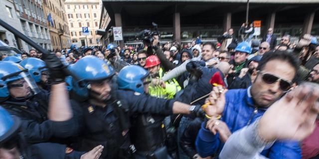 GOVERNO RENZI, SELFIE COL MANGANELLO