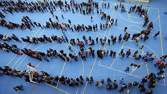 CATASTROFE CATALOGNA, OLTRE 2 MILIONI (SU SEI) AL VOTO: PER L’INDIPENDENZA L’81%. MA PER IL GOVERNO E’ STATA UNA FARSA INUTILE