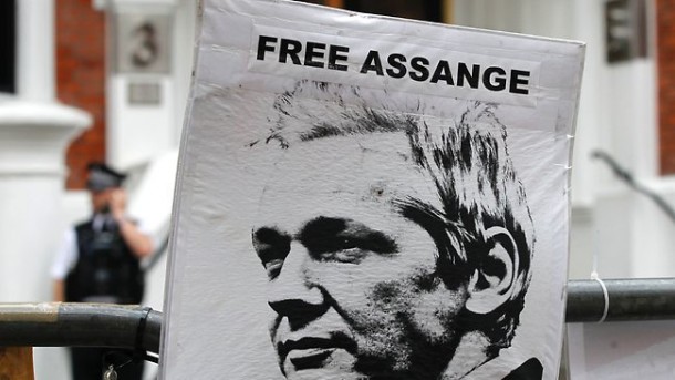 LA FARSA DELL' ASSEDIO A JULIAN ASSANGE