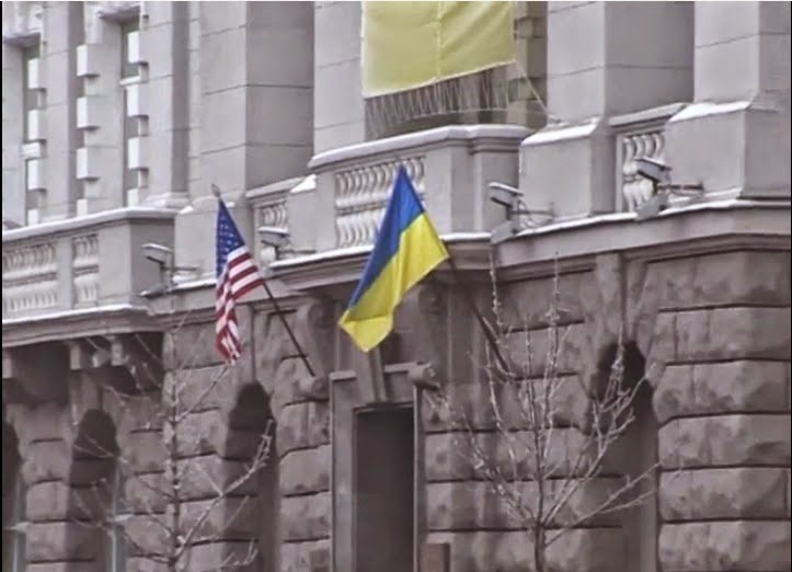 PARLIAMO DELLA BANDIERA AMERICANA CHE SVENTOLA DAVANTI ALL'INGRESSO DELLA SEDE DEI SERVIZI SEGRETI UCRAINI A KIEV