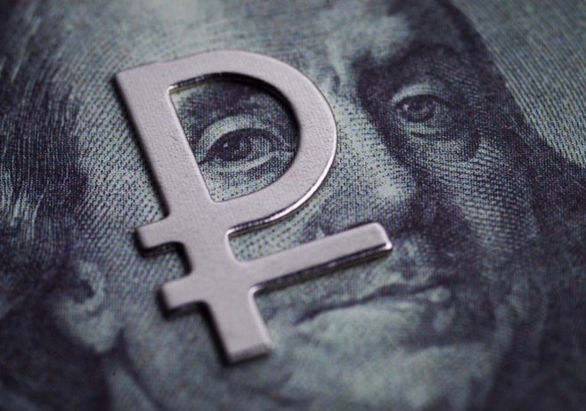 L'ORSO STRINGE IL PUGNO E IL RUBLO RECUPERA SUL DOLLARO