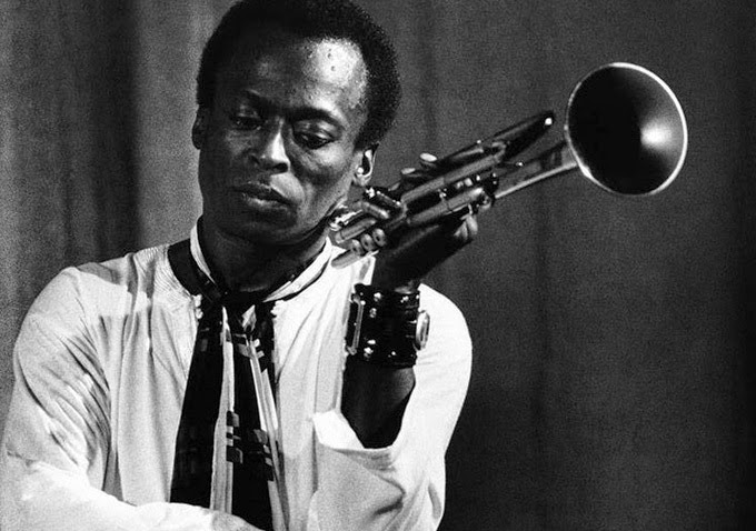 VAROUFAKIS, SALVA LA GRECIA. MILES DAVIS TI DICE COME