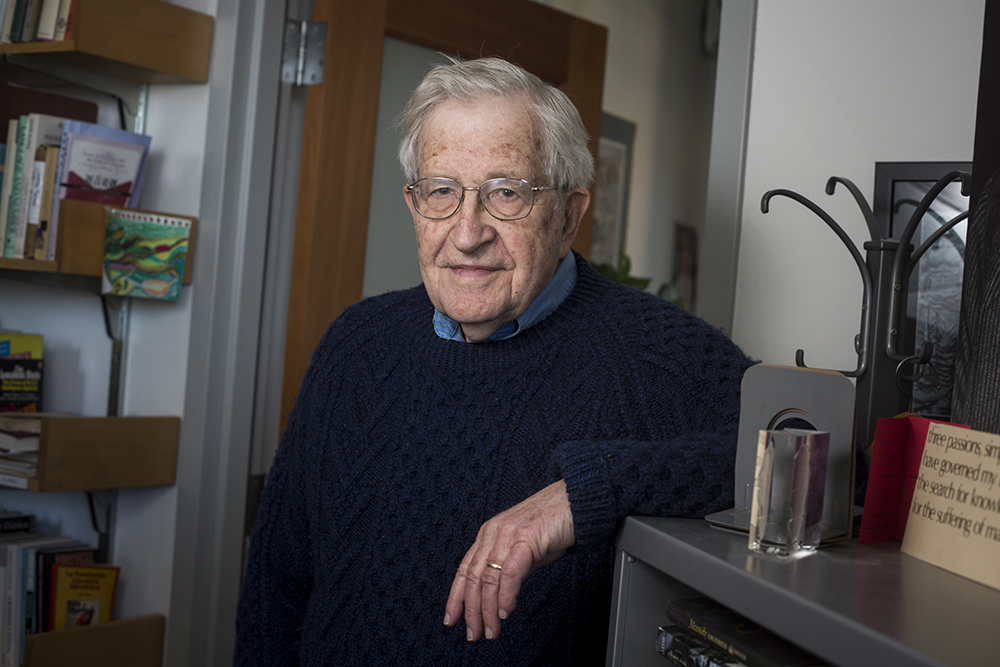 NOAM CHOMSKY: SYRIZA E PODEMOS SONO LA REAZIONE ALL'ASSALTO NEOLIBERISTA CHE SCHIACCIA LA PERIFERIA