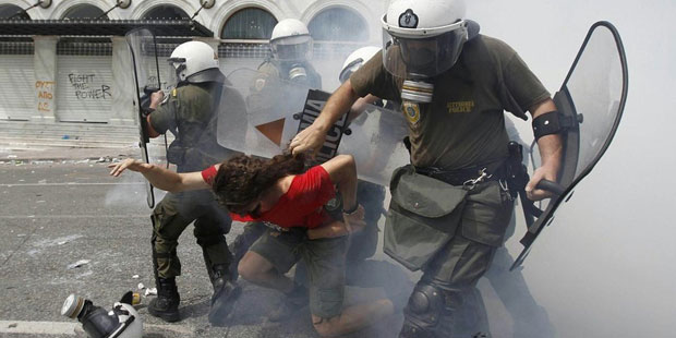 IL CASO GRECIA DIMOSTRA CHE DALL’EURO SI ESCE SOLO CON UNA GUERRA O CON LA RIVOLUZIONE