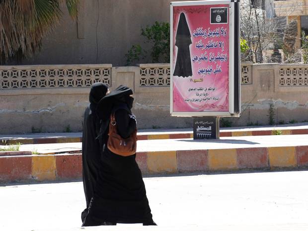 VIVERE SOTTO L’ISIS. LA VITA DI OGNI GIORNO NEL ‘CALIFFATO’ ISLAMICO, CON LEGGI DEL 7 SECOLO, METODI ULTRAMODERNI E VIOLENZA SPIETATA