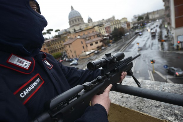 IL GIORNALE PROPONE DI USARE I CECCHINI CONTRO I BLACK BLOC
