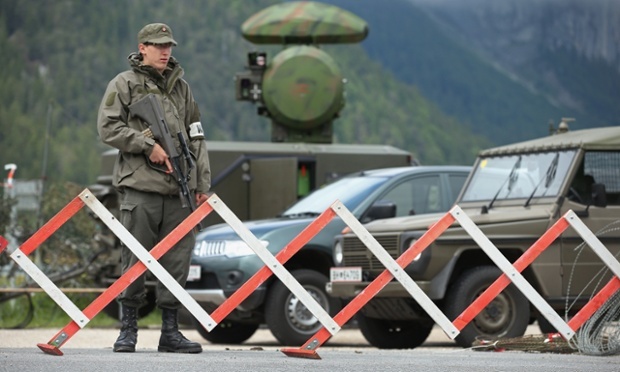 GIORNALISTI COCCOLATI E RIVERITI AL G7, ASSEDIATI DALLA POLIZIA AL BILDERBERG