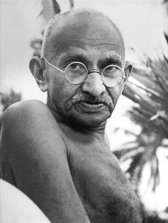 ORA DI SEGUIRE GANDHI. MORIRE COL SORRISO (E SPECIFICHE)