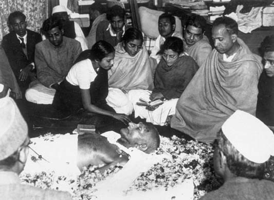 LASCIAMO STARE GANDHI - RISPOSTA ALLA PROPOSTA DI SUICIDIO COLLETTIVO DI PAOLO BARNARD