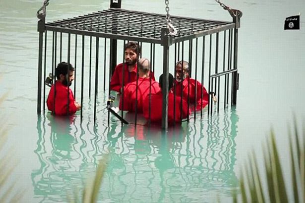 IL RACCAPRICCIANTE E ORRORIFICO VIDEO DEL'ISIS CHE MOSTRA LA MORTE DI 16 PRIGIONIERI