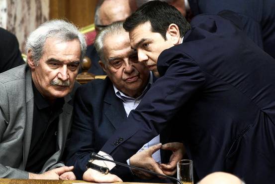 VIVA TSIPRAS CHE COMBATTE, MA FA ANCHE PARECCHIE VITTIME