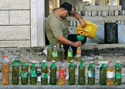 LA CRISI. UN PIENO DI BENZINA A GAZA, PIANURA PADANA