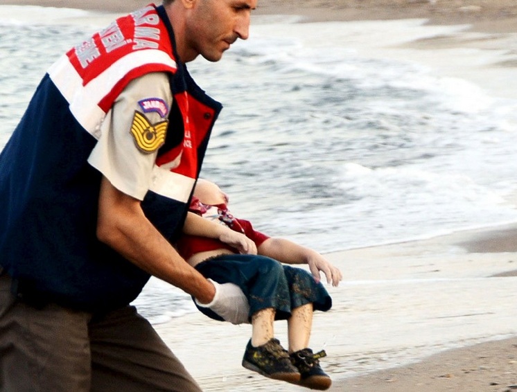QUEL BAMBINO MORTO IN SPIAGGIA SA DI CIOCCOLATA