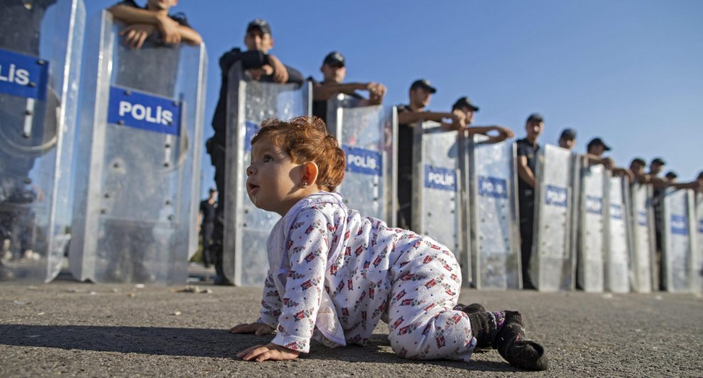 LA FOTO DEL BABY PROFUGO CHE GATTONA: TROPPO BELLA PER ESSERE AUTENTICA ?