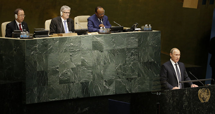 PUTIN DIRIGE L'ORCHESTRA, L'OCCIDENTE, DIVISO, BALBETTA