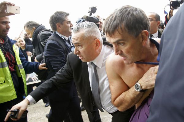 L'AGGRESSIONE (LA RIVOLTA DEI LAVORATORI DI AIR FRANCE)