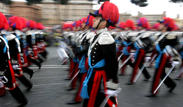 RIDURRE LA SPESA MILITARE, AUMENTARE LA SICUREZZA E VIVERE PIU' FELICI