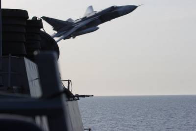 I JET RUSSI FINGONO UN RAID SU UN DESTROYER STATUNITENSE. GLI STATUNITENSI FINGONO STUPORE E PAURA