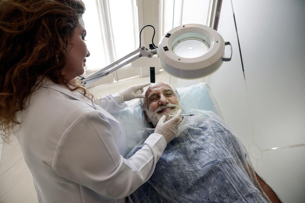 BELLA, RISERVATA E CASALINGA, CON UN MARITO FACCIA DI B...OTOX