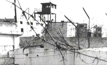 ISRAELE ALLESTISCE UN CAMPO DI TORTURA PER I PRIGIONIERI LIBANESI