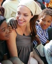 IL COLONIALISMO DELLE CELEBRITA’ IN AFRICA