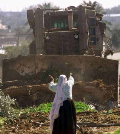 UN GIORNO QUALUNQUE A GAZA: GIOVANE SCHIACCIATO DA UN BULLDOZER ISRAELIANO
