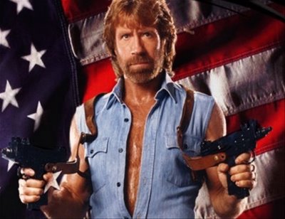 CHUCK NORRIS ORGANIZZA LA PRIMA RIUNIONE DELLE MILIZIE PER LA SECESSIONE DEL TEXAS
