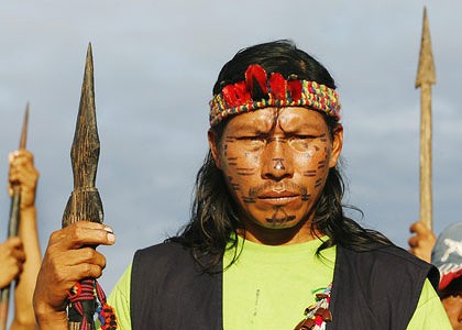QUEGLI INDIOS DELL’AMAZZONIA SACRIFICATI ALLO SVILUPPO “CIVILE”